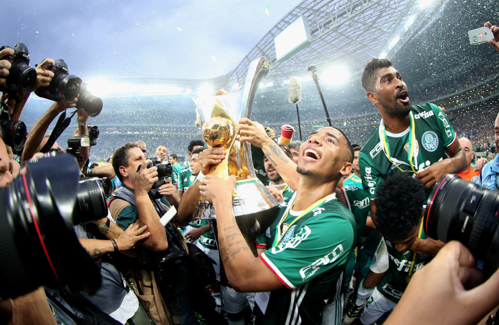 CAMPEÃO PELO VERDÂO : Gabriel comemora o título do Brasileirão de 2016. 