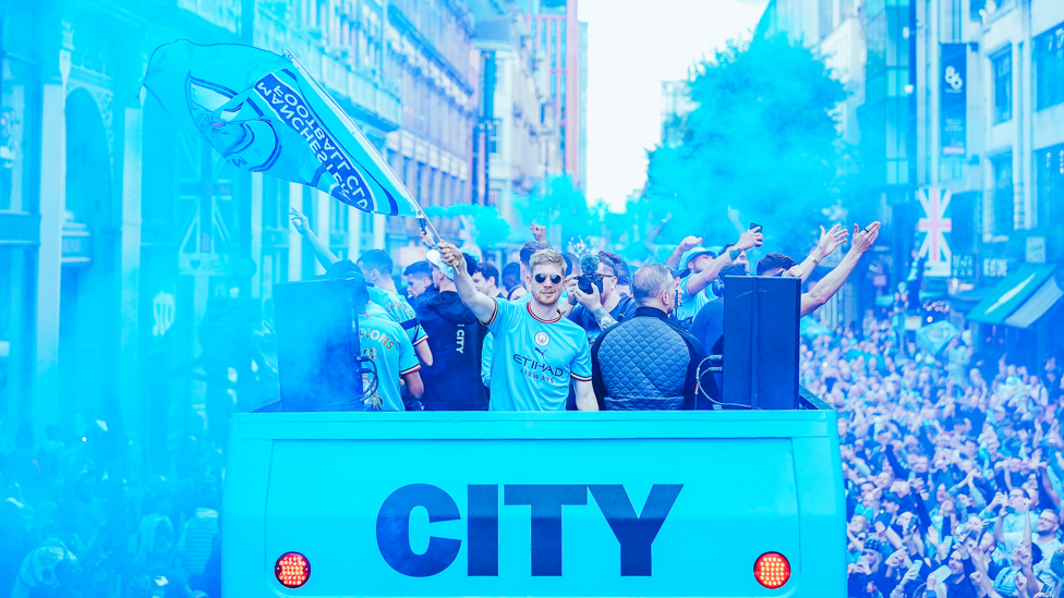 THE CITY IS OURS: Kevin De Bruyne dalam biru