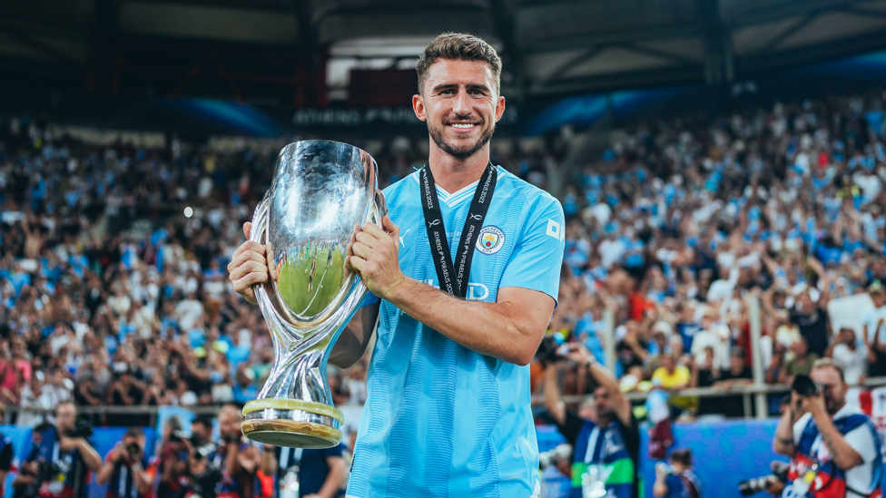 LOVELY LAPORTE : With the trophy.