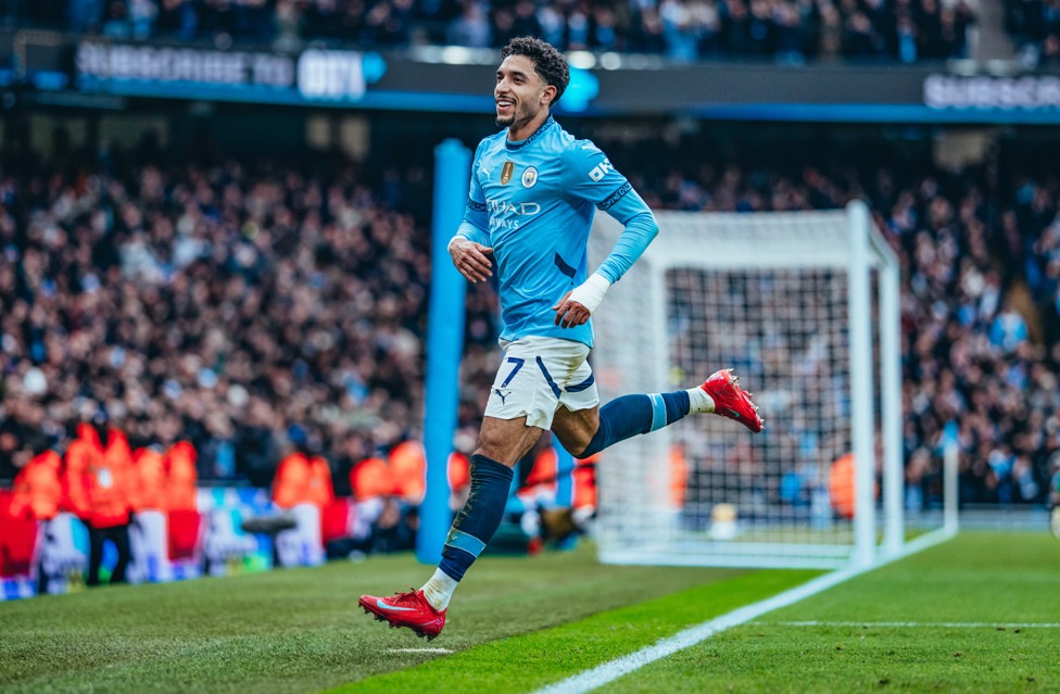 Marmoush comemora hat-trick contra o Newcastle.