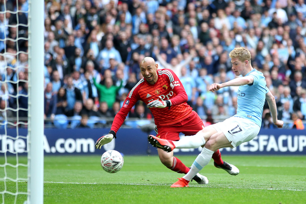 GOL EM FINAL  : Kevin De Bruyne marca o terceiro gol do City na final contra o Watford, em 2019.