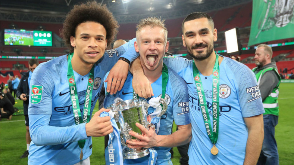 DUA GELAR BERUNTUN: Leroy merayakan kesuksesan Piala Carabao 2019 Oleks Zinchenko dan Ilkay Gundogan 
