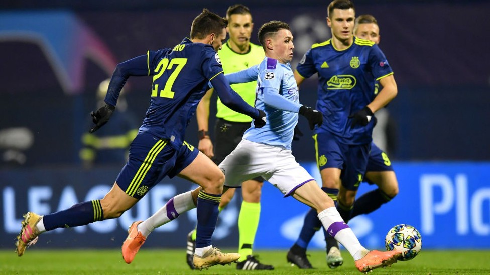 SLALOM : Phil Foden melepaskan diri dari penjagaan beberapa pemain bertahan Dinamo_
