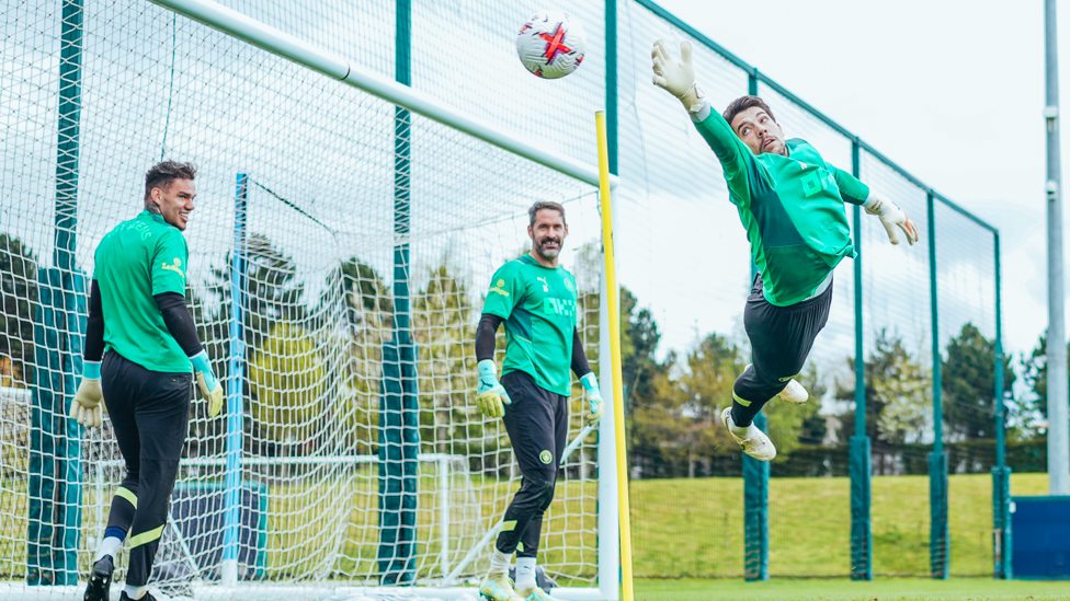 PERKUMPULAN KIPER : Ederson dan Scott Carson mengagumi penyelamatan Ortega