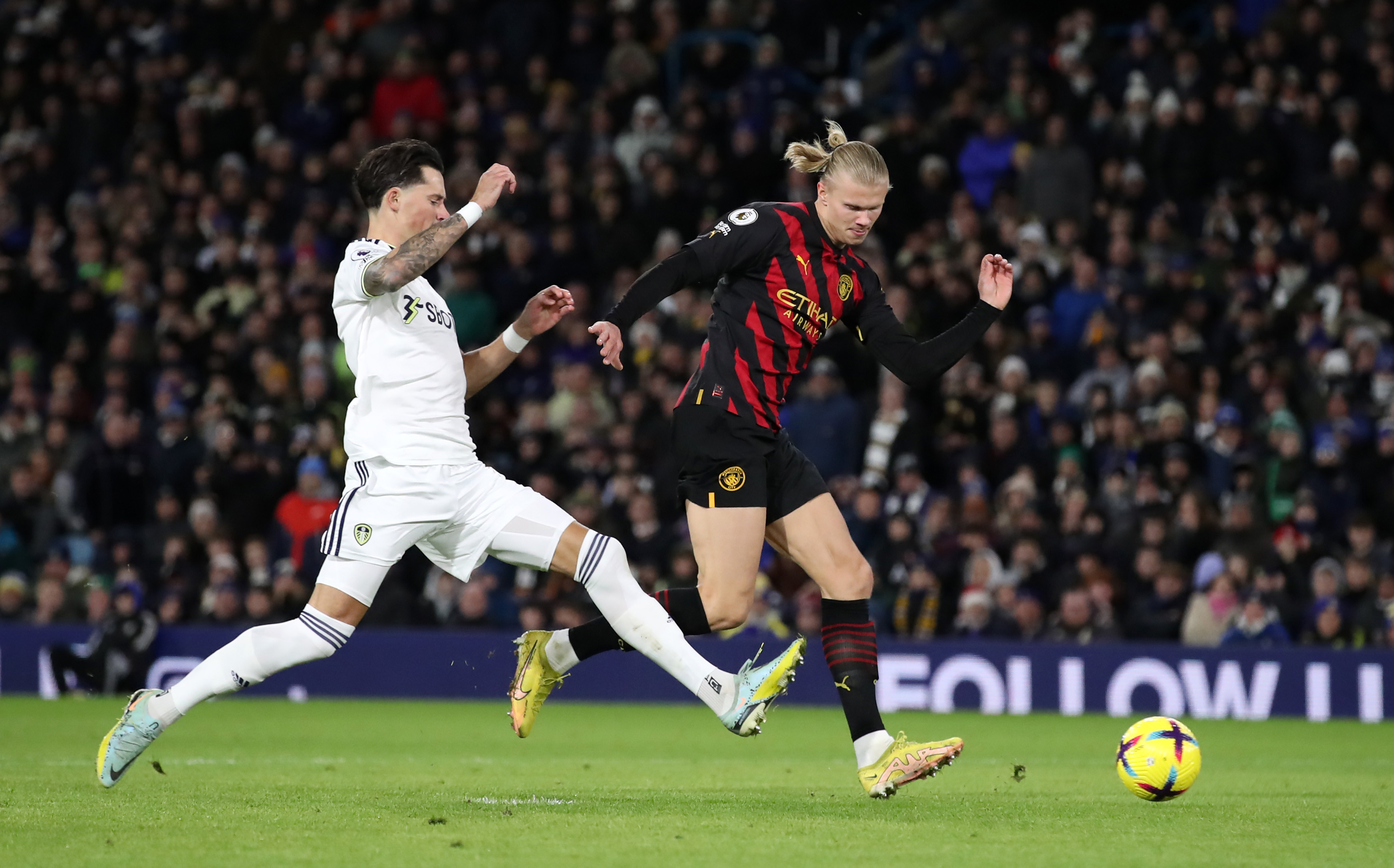 ARTILHEIRO : Haaland marca seu primeiro gol na partida contra o Leeds. 