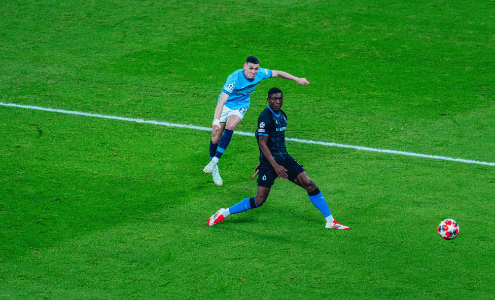 Foden arrisca de fora da área.