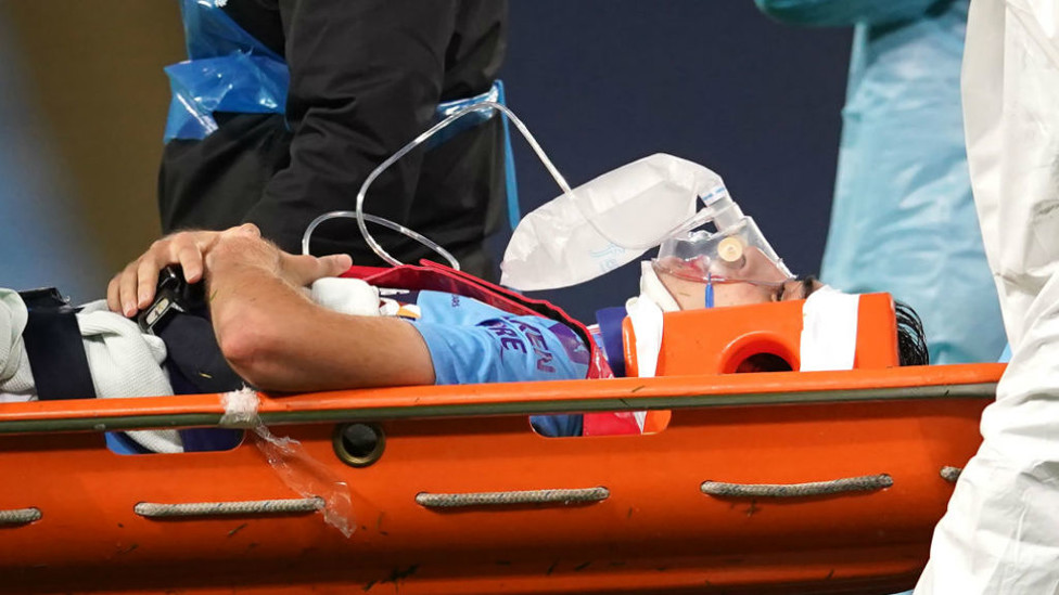 PEMANDANGAN MENYEDIHKAN : Eric Garcia ditandu keluar lapangan setelah bertabrakan dengan Ederson