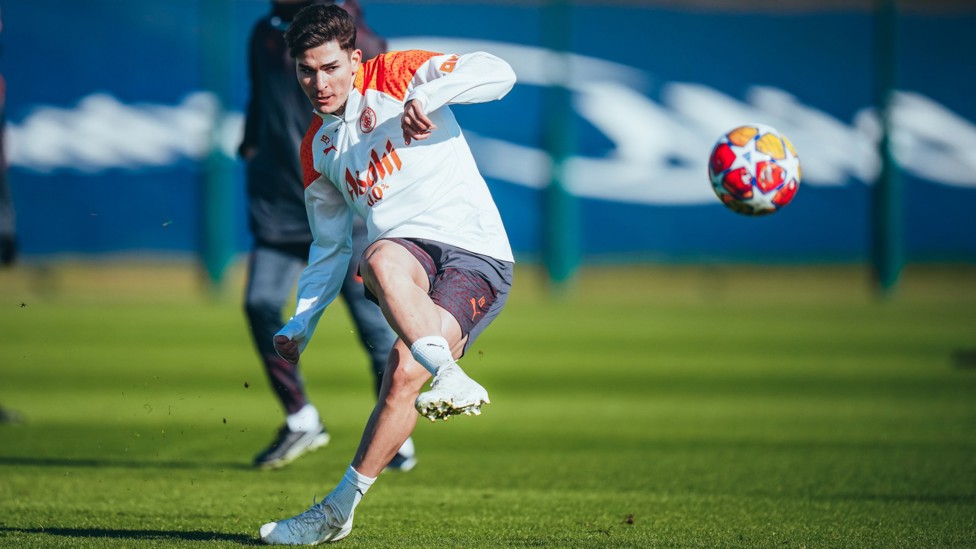 SHOOTING STAR : Julian Alvarez fires in training