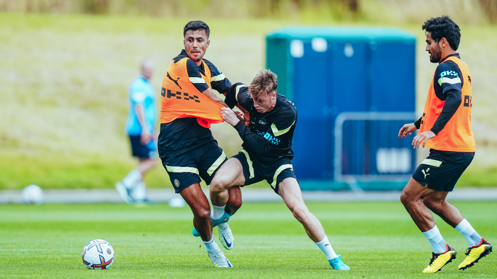 MIDFIELD BATTLE : Rodrigo and Cole Palmer get stuck in