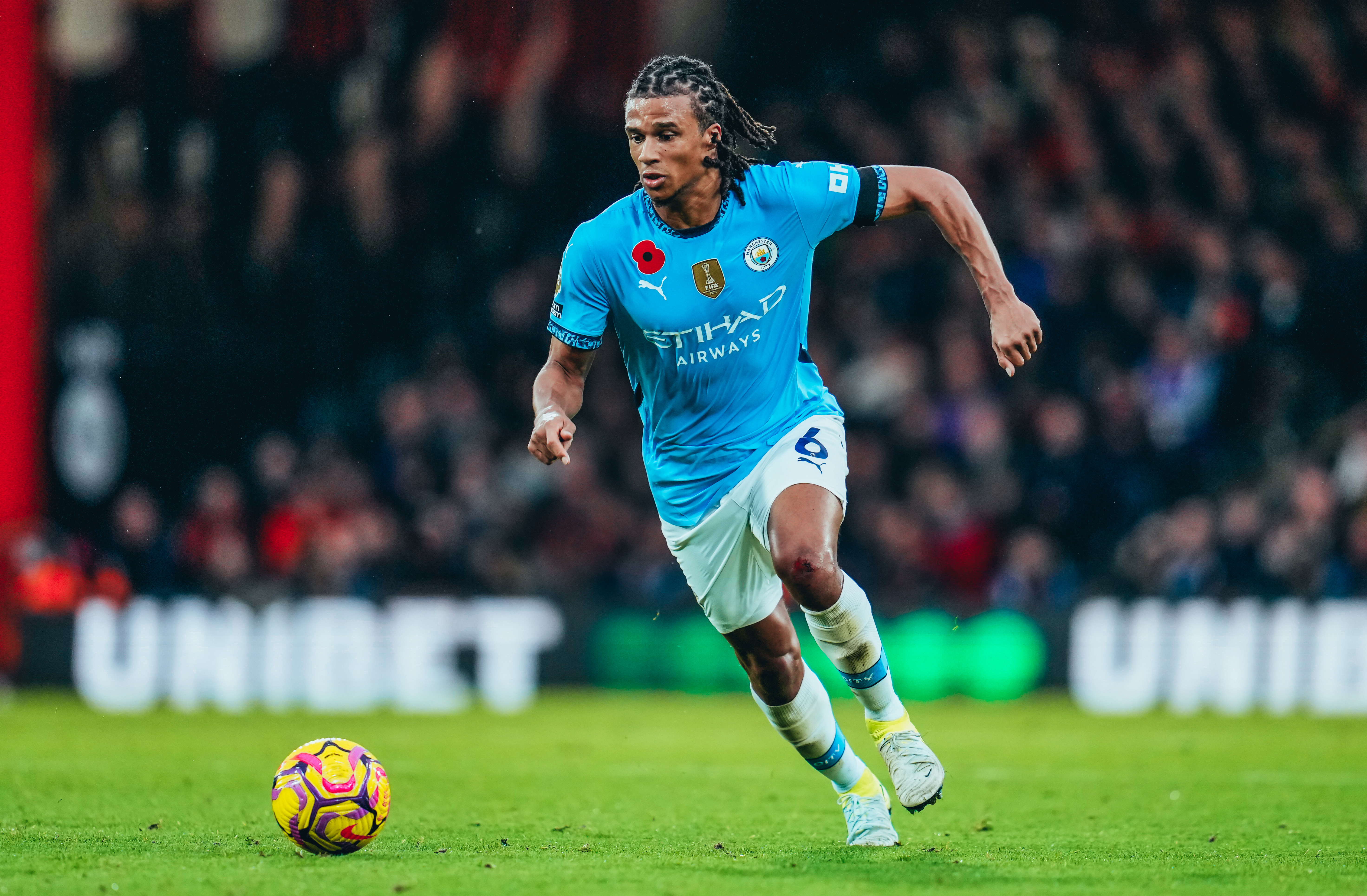 AKE FOI TITULAR NO VITALITY STADIUM