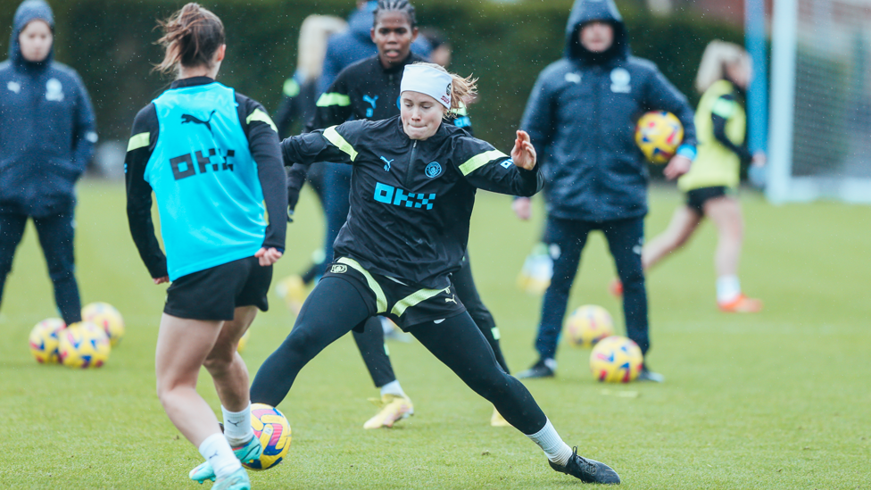 RONDO  : Julie Blakstad battles for the ball 