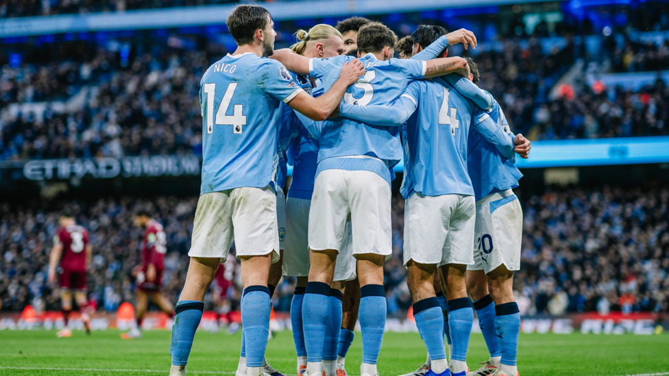 GROUP HUG : Squad goals!