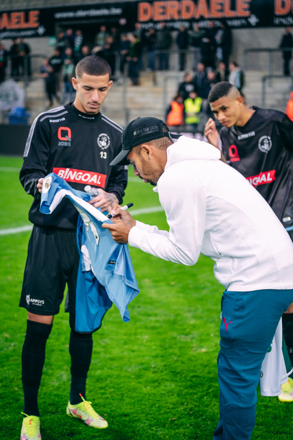 STAR SIGNING : Penning some autographs