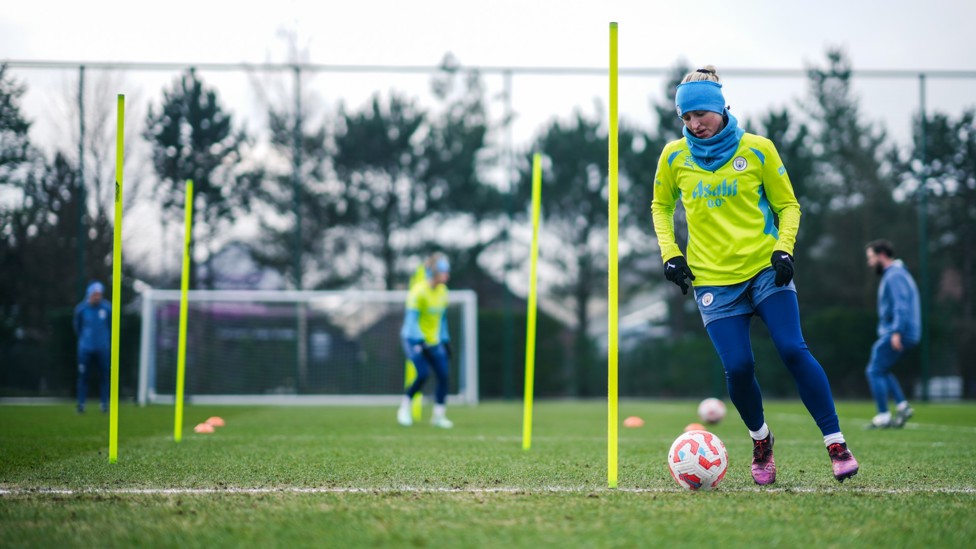 SLALOM  : Laura Coombs dribbles with the ball. 