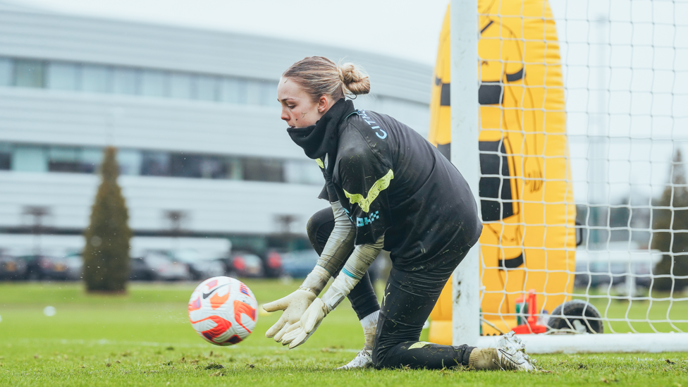 PAREDE : Ellie Roebuck recebe a bola confortavelmente no treinamento das goleiras.