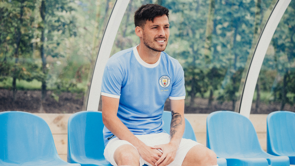 BLUE MOON : The shirt is primarily light blue with a white trim and the crest features gold lettering denoting the Club’s 125 years.