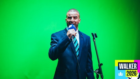 Galeria: Walker e seu novo acordo e sorriso no rosto