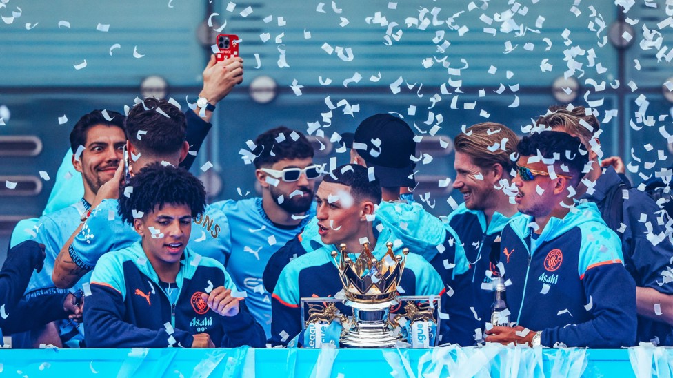PLAYER OF THE SEASON : Phil Foden won the Etihad award