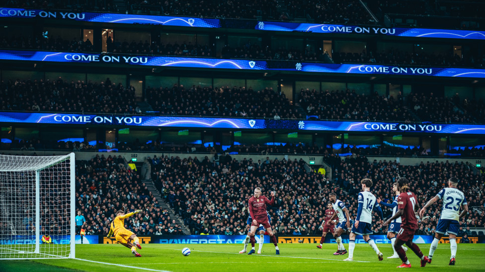 Haaland anota o gol da vitória na última partida contra os Spurs.