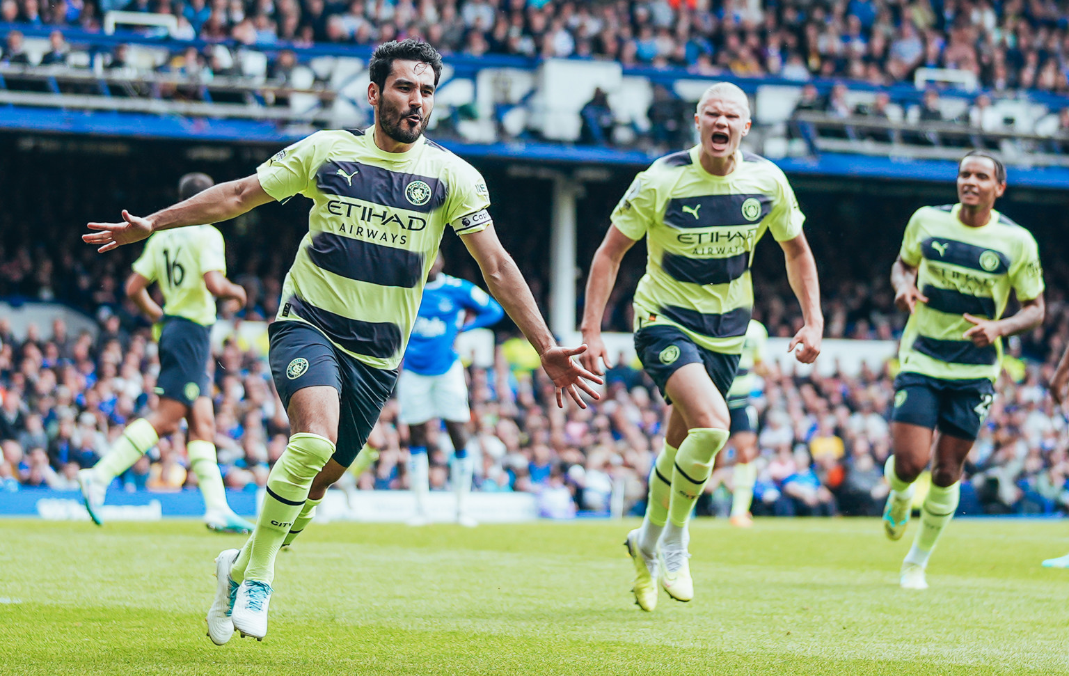 City vence o Everton por 3 a 0 e segue líder da Premier League 