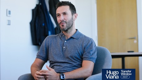 A person in a gray polo shirt sitting and talking, with text overlay 'Hugo Viana Transfer Window 26/27'.