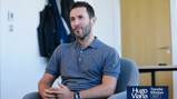 A person in a gray polo shirt sitting and talking, with text overlay 'Hugo Viana Transfer Window 26/27'.