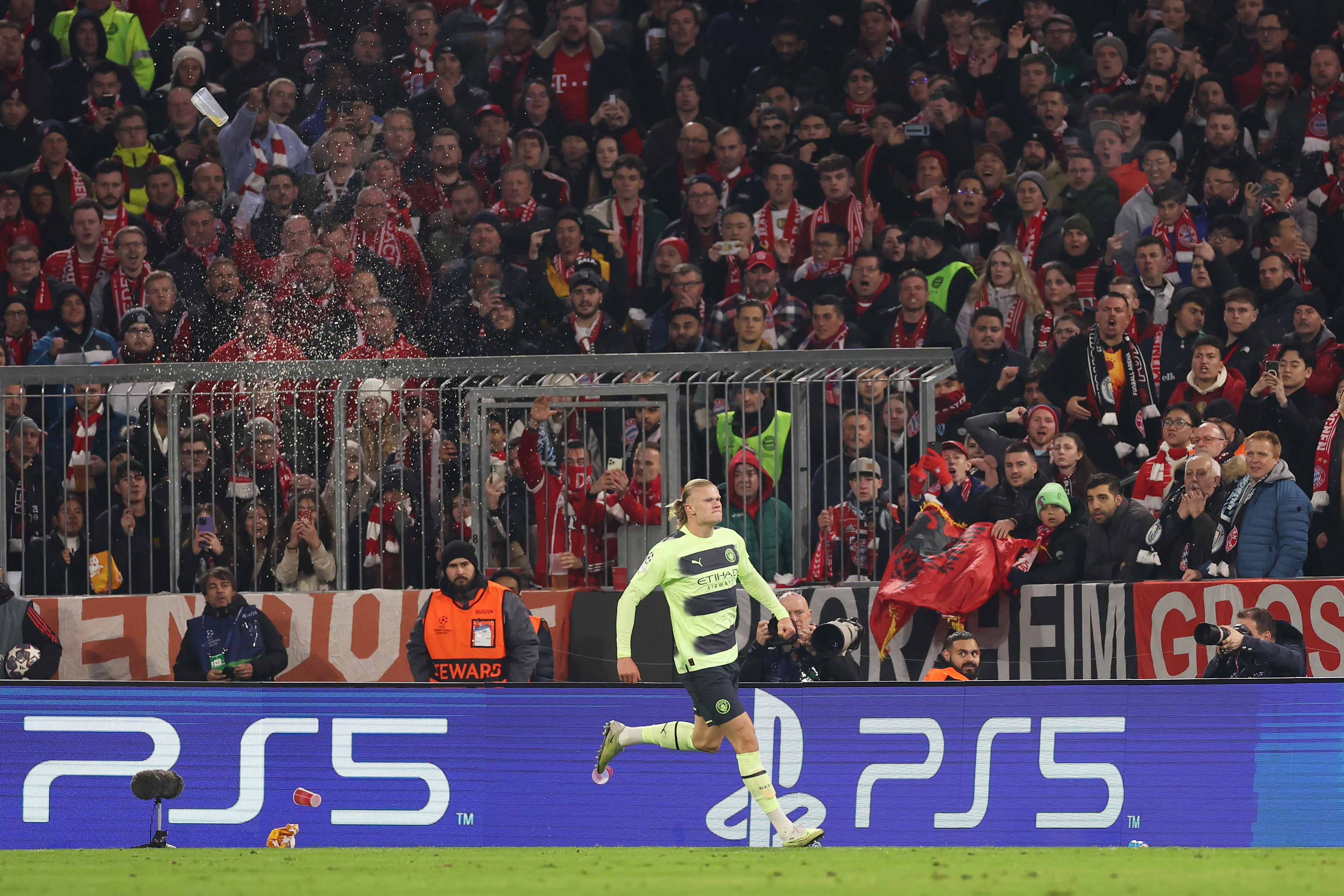 IMPIEDOSO : Haaland comemora seu gol contra o Bayern de Munique. 