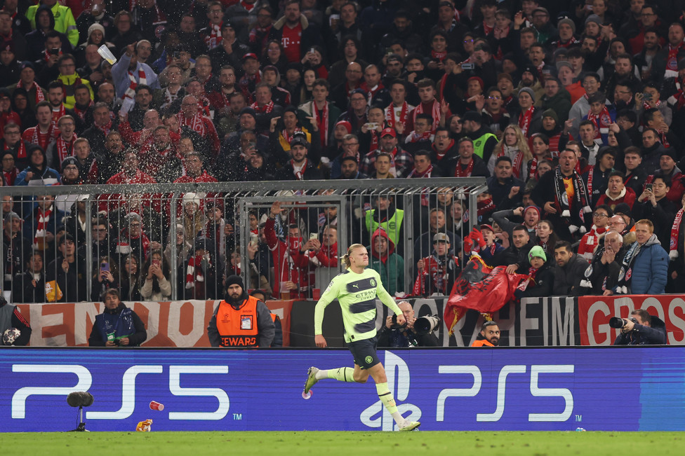 IMPIEDOSO : Haaland comemora seu gol contra o Bayern de Munique. 