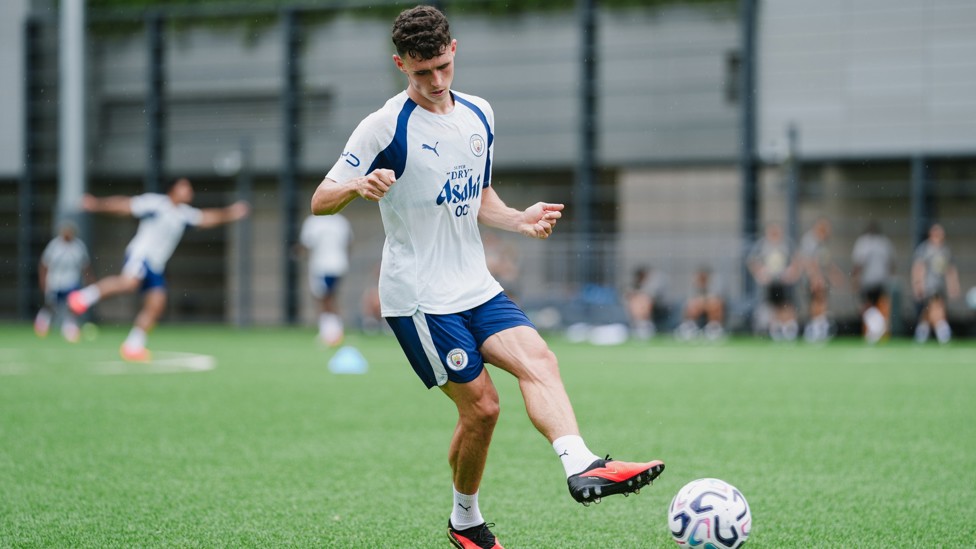 GUIDED PASS : Phil Foden picks out a man