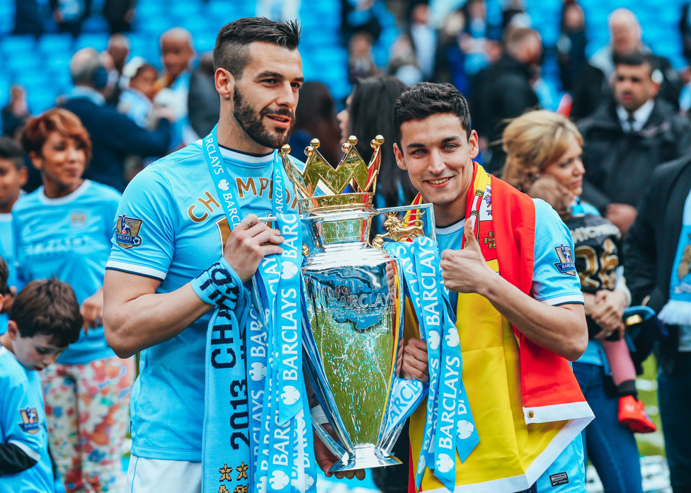 Mantendo junto com Álvaro Negredo a Premier League que tem em seu currículo, em 2014.