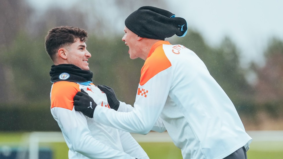 FRIENDLY FIRE : Haaland gets to grips with Julian Alvarez