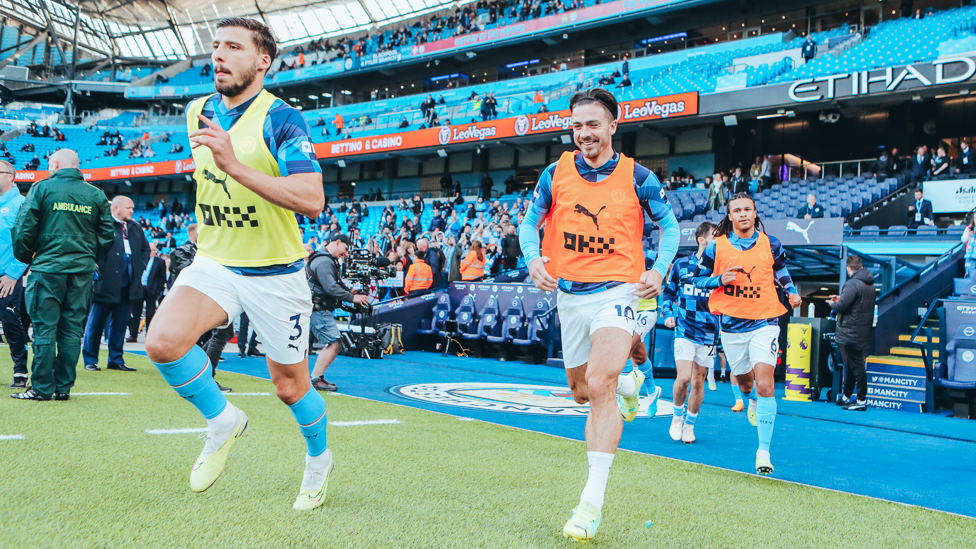 TOQUES FINAIS: Os jogadores chegam para o aquecimento pré-jogo.