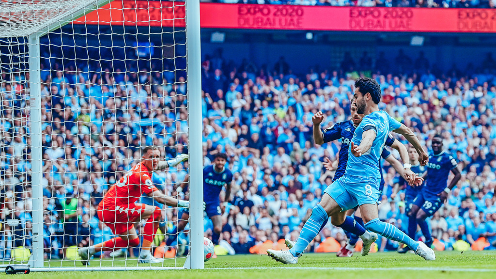 GOL DE TÍTULO  : Gundogan faz o gol decisivo sobre o Aston Villa, no título da temporada passada na Premier League.