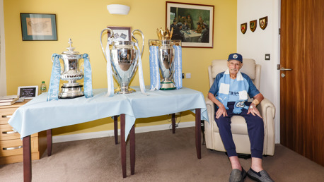 Los trofeos del City visitan a un aficionado de 102 años