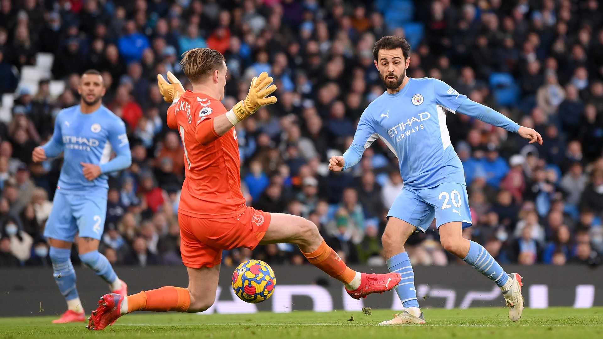 
                        Rodrigo stunner helps City down Everton
                