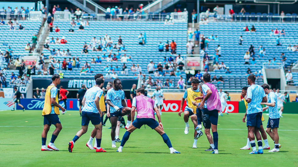 GET LOOSE : The players go through their pre-match drills.