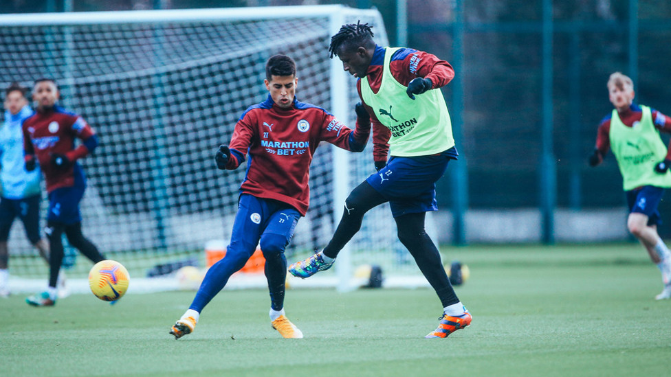 BERHADAPAN: Joao Cancelo dan Benjamin Mendy berebut penguasaan