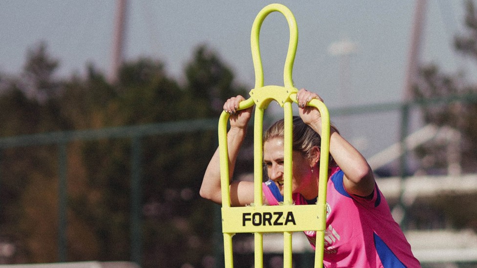 MANNEQUIN CHALLENGE  : Laura Coombs in fine spirits! 