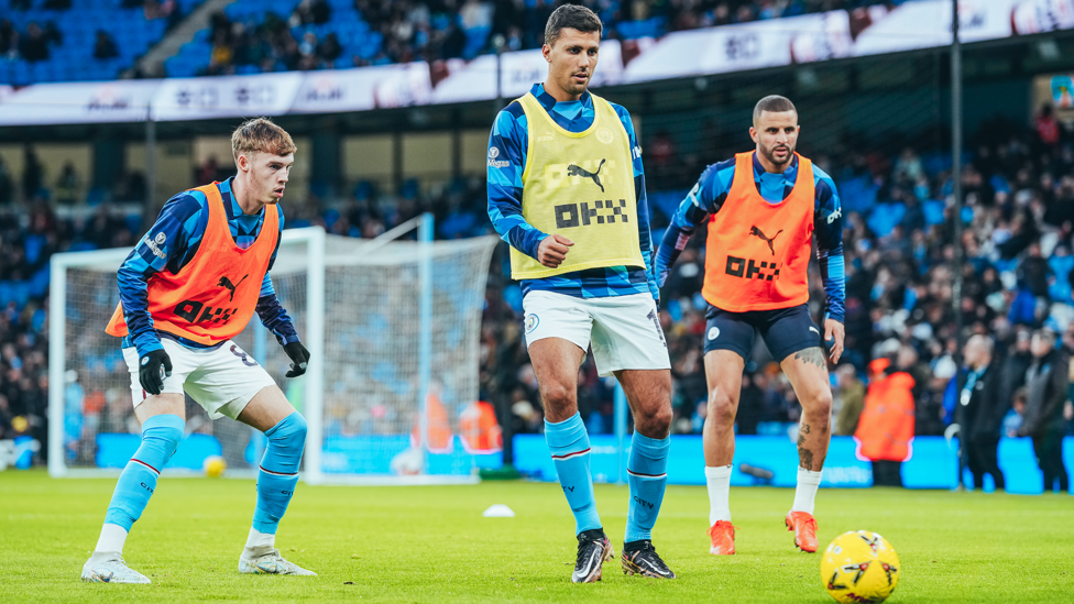 RODRI RONDO : The pre-match drills get underway.