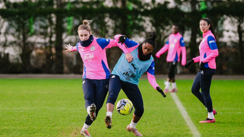 50:50 : Vivianne Miedema and Kerolin compete for possession