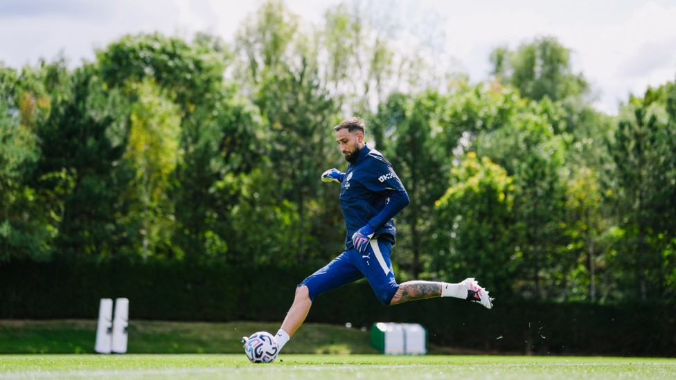 ITALIAN JOB : Gianluigi Donnarumma gets ready