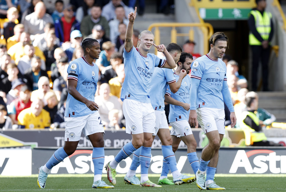 VITÓRIA NO PRIMEIRO TURNO  : Haaland comemora seu gol na vitória por 3 a 0 contras os Wolves no primeiro turno da atual Premier League.