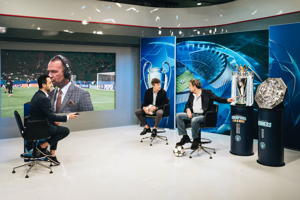 As taças durante a transmissão do jogo contra o Sporting, pela Champions League. 