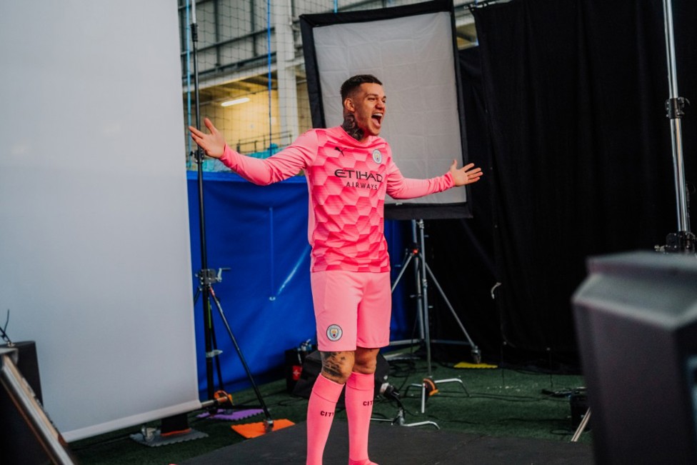 Ederson a l'air d'aimer son nouveau kit, lui aussi...