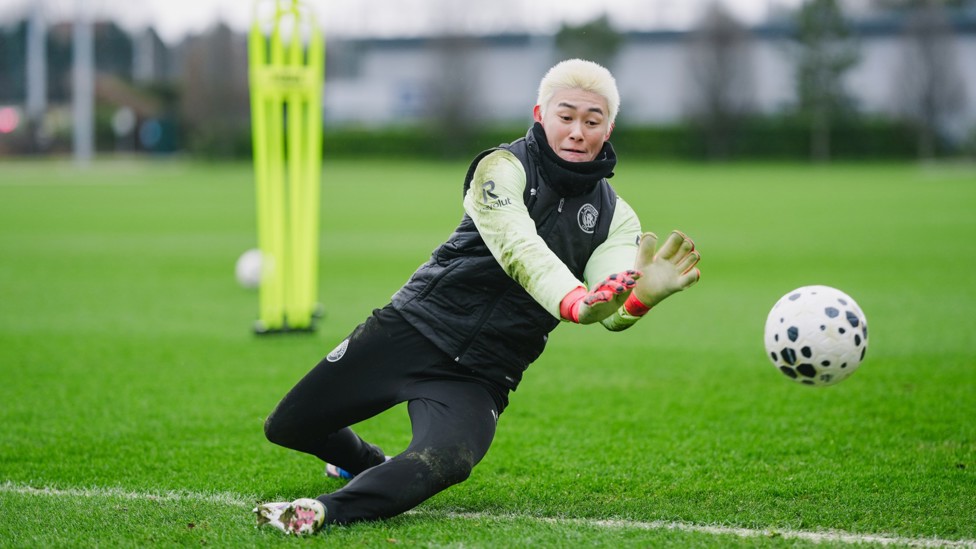 SAFE HANDS : Ayaka Yamashita makes the save