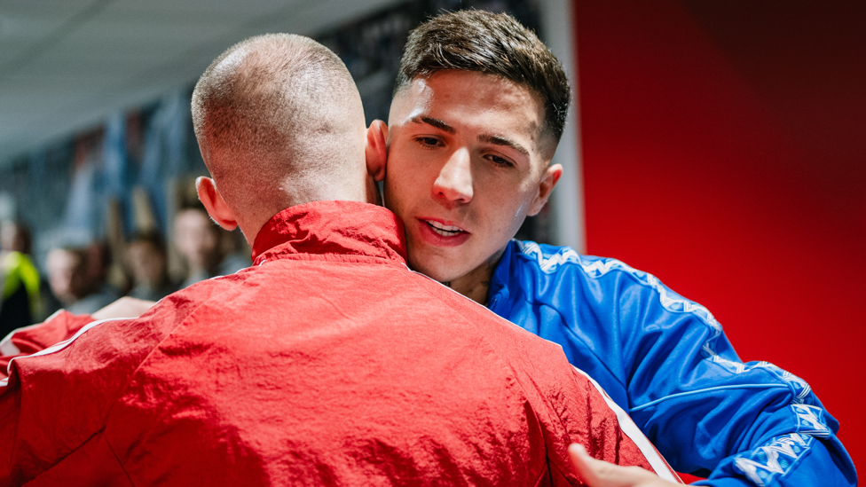 COMPATRIOTS : Fernández and Mac Allister share a warm embrace in the tunnel.