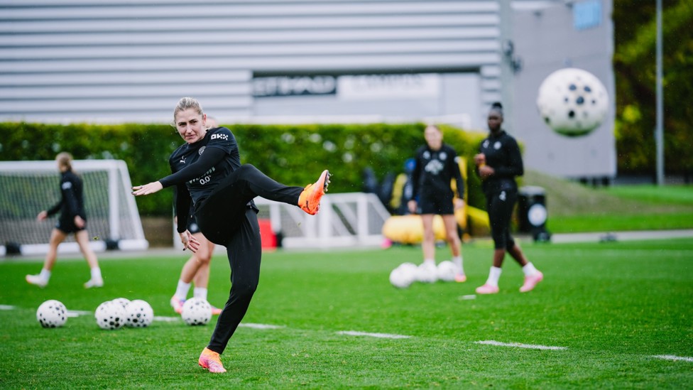 COOMBSY  : Laura Coombs switches the ball. 