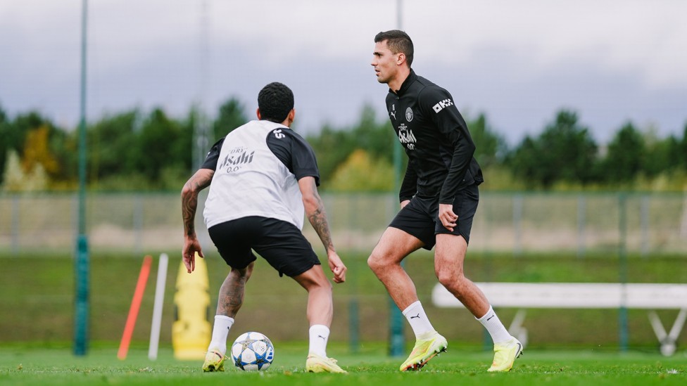 ORCHESTRATING PLAY : Rodri looks for the right pass. 