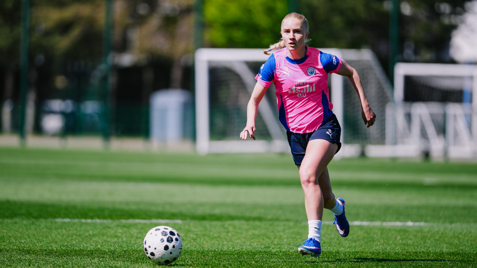 LIONESS : Blindkilde Brown brings the ball forward.