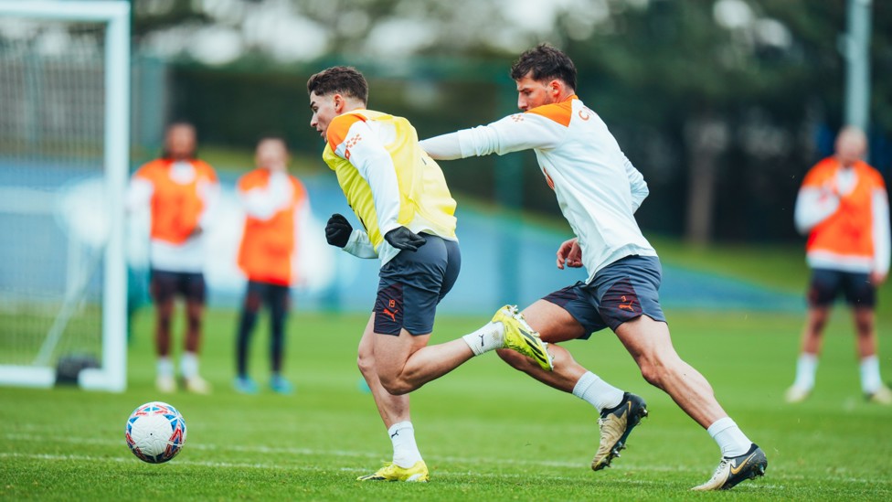 PHYSICAL  : Alvarez looks to take on Ruben Dias.